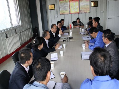 親臨基層，與職工面對(duì)面談心